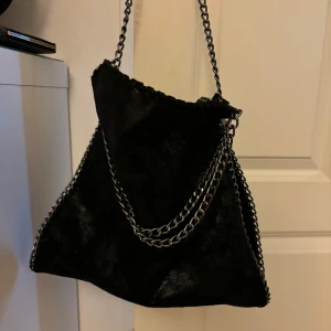 Stella Mcartney liknande väska - Snygg svart stella Mcartney liknande väska😍 knappast använd! Pris går att diskuteras
