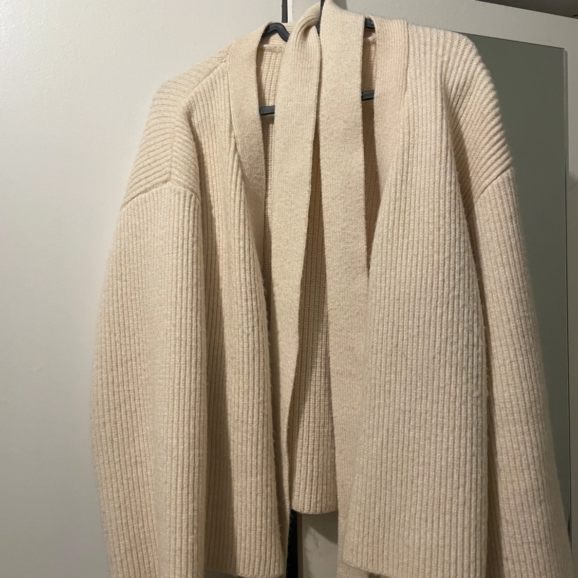 Beige ribbad kofta med bälte - 76