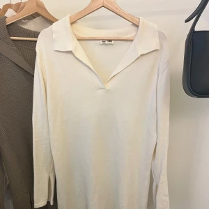 Klänning från Djerf Avenue - Säljer denna superfina klänning från Djerf Avenue. Perfekt nu till vintern! Färgen är beige-vit! Använd fåtal gånger.