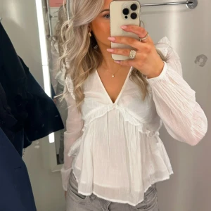 Vit volangblus - Super söt vit blus med volanger. Iprincip oanvänd och riktigt fint skick!❤️‍🔥Passar bra till både fest och vardag☺️ Skriv för fler bilder❤️