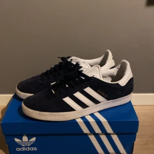 Adidas Gazelle sneakers - Tjena, tänkte kolla om någon är sugen på att köpa min Adidas Gazelle, dem är knappast använda så dem är i väldigt bra skick, original box medföljer samt kvitto och andra skosnören, vid frågor är det bara att höra av sig.
