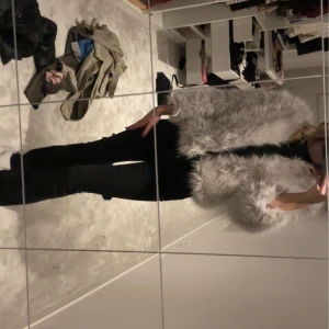 Beige/grå pälsjacka - Säljer en fluffig och trendig Beige/grå pälsjacka, helt oanvänd. Perfekt för att hålla sig varm och stilren under kyliga dagar. Jackan har en modern look som passar till många olika outfits. Prislapp finns kvar 