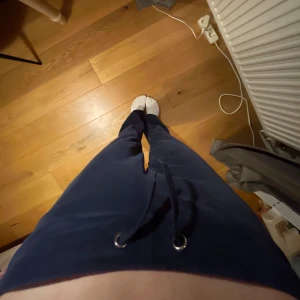Mörkblå mjukisbyxor med snörning - Säljer ett par mörkblå mjukisbyxor med snörning i midjan. Två fickor där bak. Pris kan diskuteras