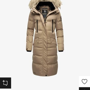 Beige dunjacka med pälsdetaljer - Snygg beige lång dunjacka från Marikoo med avtagbar huva och pälsdetaljer. Jackan har dragkedja och knappar framtill, samt praktiska fickor. Perfekt för kalla vinterdagar.