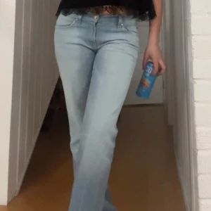 7 for all mankind jeans - Dösnygga jeans från 7 for all mankind! Använd fåtal gånger!! Ljusblåa fin färg💙✨✌🏻innebenslängden är 78cm men uppsprättade så passar mig som brukar ha 78-80cm, (är 164cm lång) midja är 74cm men passar mig som brukar ha 74-76💗