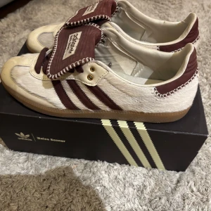 Adidas Wales Bonner sneakers - Unika Adidas Wales Bonner sneakers i beige och brun med snygga detaljer. Skorna har en klassisk design med snörning och en bekväm passform. Skorna är använda ca 5 gånger och ungefär är så gott som nyskick! De är i storlek 45/1/3 och kostar nya runt 6000 kronor. De är köpta från stock X. Box samt kvitto finns. Skriv privat för fler bilder eller frågor!