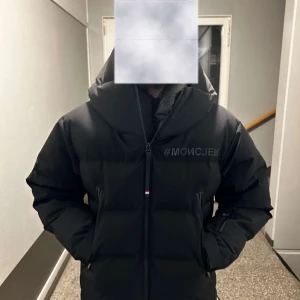 MONCLER grenoble herr jacka - Moncler grenoble quiltad jacka med huva. Passar M och L. Storlek (1). Bara använt i en vinter, säljer då den inte passar längre. Skriv om due intresserad så vi kan diskutera om priset