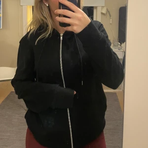 Svart hoodie med dragkedja - Jättefin svart zip hoodie!