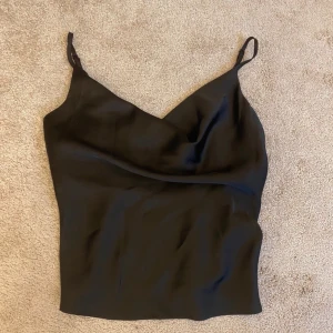 Linne - Säljer mitt svarta linne från Gina.  Sitter väldigt fint!  Storlek 36. Använd fåtal gånger därav inga tecken på slitage eller andra skavanker🥰  Justerbara band och dubbeltyg framtill. 