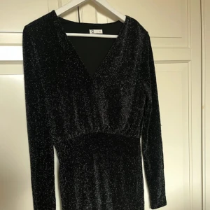 Klänning - Svart glitter klänning. Perfekt till jul och nyår!😍  Storlek S.  