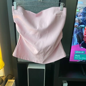 Handgjord rosa topp med dragkedja - Snygg rosa topp  i kort modell med dragkedja baktill. Perfekt för en stilren look. Säljer för att den är för stor för mig :/
