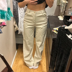 Creme vita vida byxor  - Snygga creme vita byxor med hög midja och vida ben. Jätte snygga byxor med en klassisk design. Kommer tyvärr inte till användning längre. 