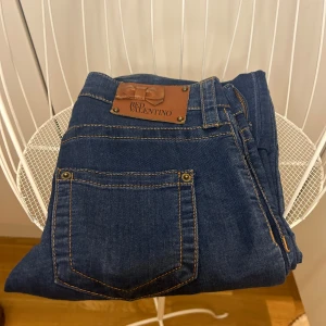 Red valentino jeans  - Skit gulliga red valentino jeans som köptes second hand. Detaljerna är så gulliga som knappen som exempelvis och bakdelen. De är sudda långa nere vid fötterna då de var långa men passar perfekt för mig som är 163cm! 