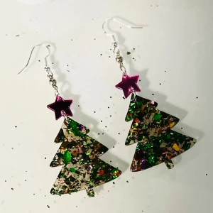 Glittriga julgransörhängen  - Nickelfria krokar. 🎄