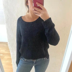 Stickad tröja - Mörkblå stickad tröja från H&M som skimrar/glittrar lite 🥰🥰Jättefin passform, storlek L men passar mig som brukar ha S