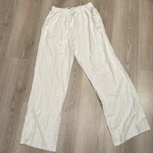 Vita linnebyxor  - Säljer ett par vit/beiga linnebyxor i mycket bra skick. Endast använda 1 gång. Storlek S. ( köparen står för frakten) 