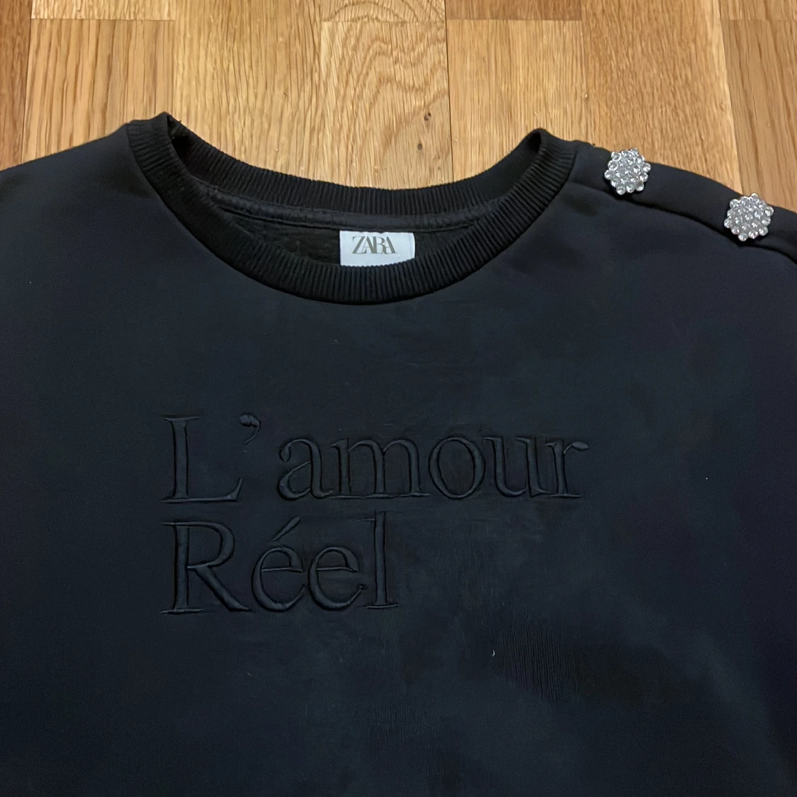 Svart tröja med dekorativa knappar från Zara - 90