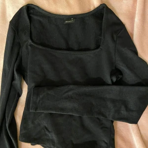 Svart långärmad tröja Gina Tricot - En svart ”ribbad” långärmad tröja som är i bra skick. Säljer den då den inte passar mig längre💗Fler bilder kan skickas privat vid förfrågan!