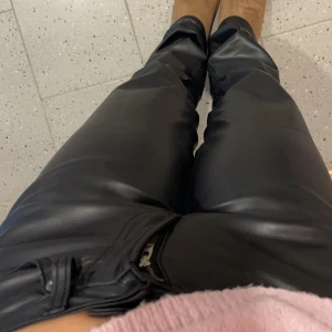 Svarta skinnbyxor - Snygga svarta skinnbyxor med låg midja och dragkedja. Perfekta för en trendig look. Passar bra till både vardag och fest.