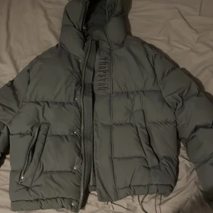 Trapstar jacket decoded 2.0 grey - Trapstar jacket grey decoded 2.0, it got a small hole by the pocket nothing you can really see, I’ve got receipts for it aswell if that’s something you’d wish to see
