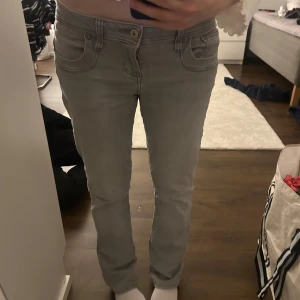 ltb jeans  - Säljer gråa ltb jeans då de inte passar mig längre, bra skick. Storlek 27/30 