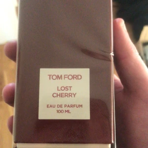 Tom Ford Lost Cherry Eau de Parfum - Säljer en lyxig Tom Ford Lost Cherry Eau de Parfum, 100 ml. Denna doft kombinerar söta och kryddiga noter med en djup körsbärsarom. Perfekt för den som vill ha en unik och förförisk doftupplevelse.