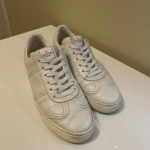 Valentino flycrew Skor - Säljer nu mina jättefina valentino flycrews💕skobox medföljer ej, en nit fattas (se sista bilden). Dessa passar både storlek 39-40💕skriv privat vid frågor osv💕