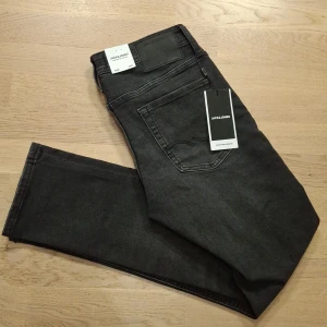 Svarta jeans från Jack & Jones - Snygga svarta jeans från Jack & Jones i modellen Slim/Glenn. De är helt nya och har fortfarande prislappen på. Nypris är 349 kr, mitt pris är 275 kr men det kan diskuteras. Om du har andra frågor är det bara att skicka ett meddelande ✅️