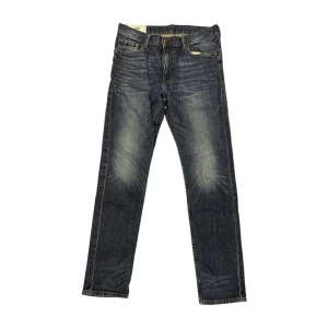 Mörkblå jeansbyxor - Snygga mörkblå jeansbyxor med en klassisk straight passform. De har en lätt slitning på låren och fem fickor. Perfekta för en avslappnad stil.