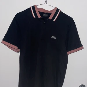Hugo boss piké - Säljer en Hugo boss piké som inte kommer till användning längre. Inga defekter eller liknande. 