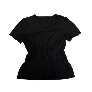 Svart v-ringad topp - Snygg svart topp med v-ringning och korta ärmar. Perfekt för en stilren look.