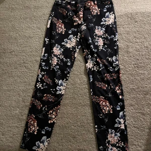 Blommiga byxor från Orsay - Blommiga byxor från Orsay som knappt är antända därav i ett mycket bra skick