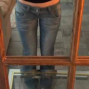 Lågmidjade utsvängda jeans - Skiit snygga lowaist jeans med två knappar från g-venus🫶🏼 kom privat för mått eller frågor!