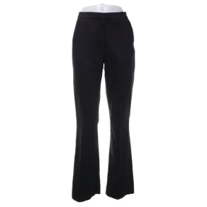 Svarta kostymbyxor - Snygga svarta kostymbyxor med låg midja och bootcut-stil. Perfekta för en stilren look. Byxorna har en klassisk design med pressveck framtill. Säljer för att dom är förstora för mig. Har bara andvänts när jag provade dom äfter mitt paket kom. Har inte tagit några egna bilder men skriv för fler bilder så fixar jag direkt☺️köpte dom för 199kr på HM🩷