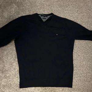 Mörkblå tröja kaschmir från Tommy Hilfiger strl M - Bra skick 