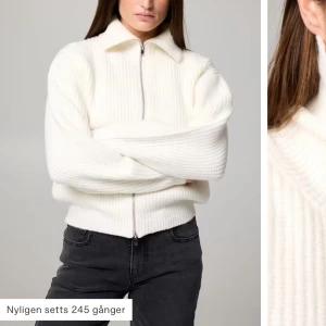 Vit ribbad kofta från Bik bok  - Säljer en stilren vit ribbad kofta från Bik bok  med dragkedja framtill. Koftan har en  krage och långa ärmar. Ny pris 399!