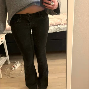 Lee jeans - Lågmidjade långa lee jeans💕💕  Innerbenslängd: 83 cm Midja: 33 cm