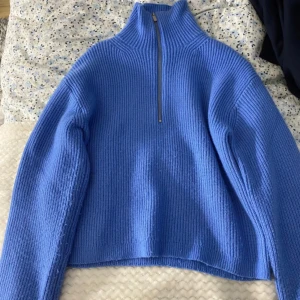 Stickad tröja  - Blå stickad tröja ifrån hm med dragkedja💕