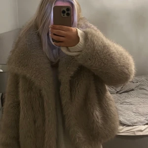 Zara pälsjacka - Säljer den fluffiga och trendiga grå pälsjackan från Zara. Helt slutsåld✨ Jackan är i ett väldigt bra skick och har bara använts några fåtal gånger. I storlek s men är väldigt gosig och stor i storleken