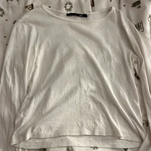 Vit långärmad topp  - Fin långärmad topp i skönt material med fin design. Perfekt nu i vinter.