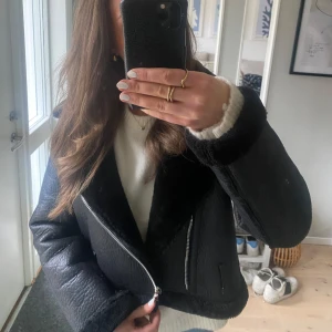 Svart pälsjacka  - Svart jacka från PrettyLittleThing med päls. Varm och snygg till vintern!