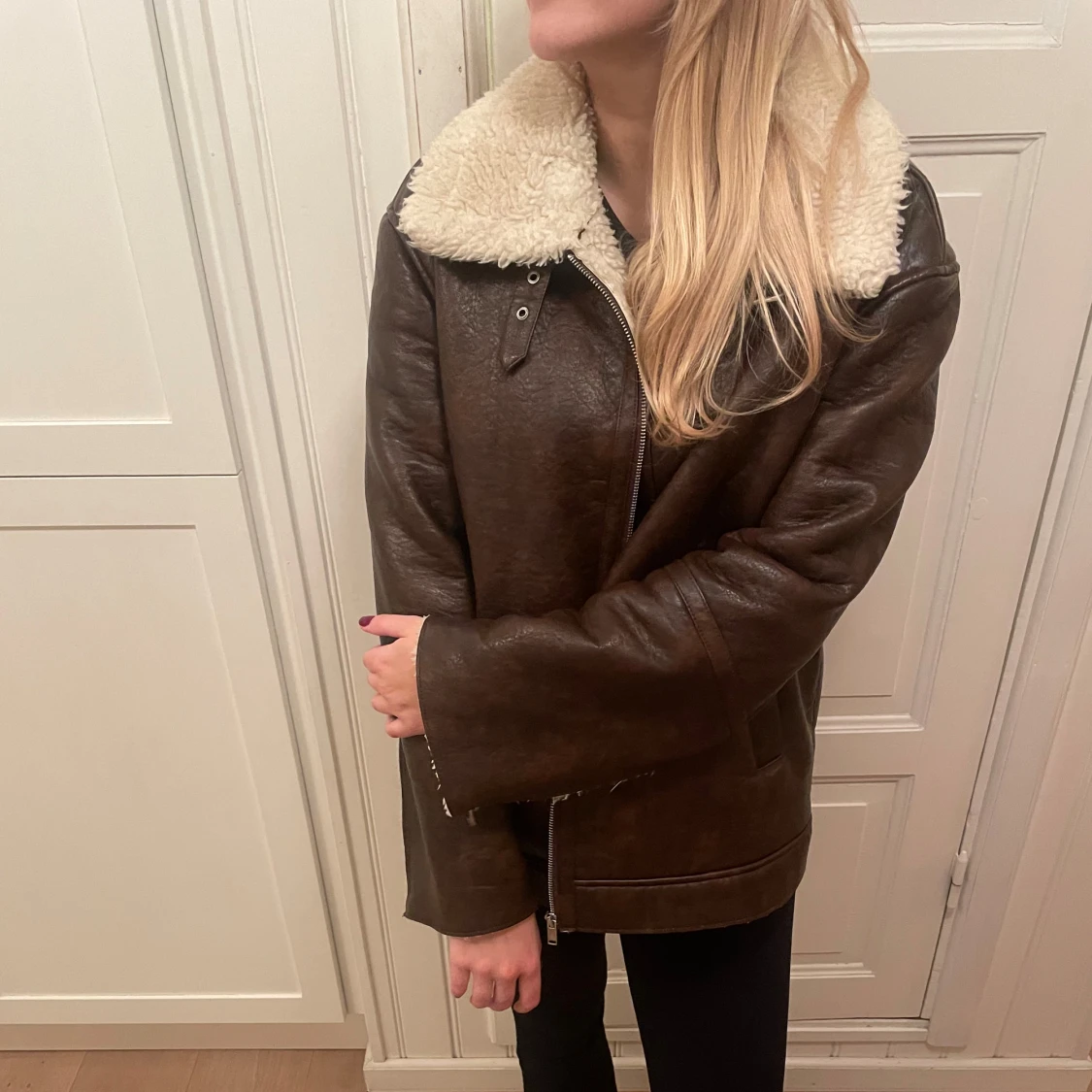 Brun skinnjacka från Gina tricot med mysigt foder - 90