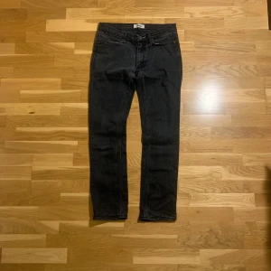 ACNE jeans - Säljer ett par stilrena svarta jeans från Acne i storlek 31/32. De är i designen max cash och passar för en avslappnat look. Ifall mer frågor eller bilder så skriv gärna🤝