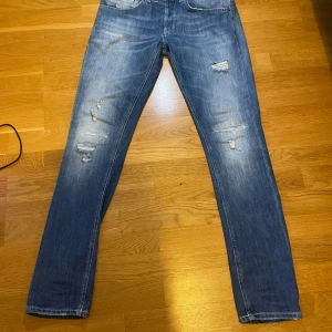 Dondup George - Dondup George i mycket bra skick. Storlek 30. Passar dig om du är mellan 175-180 cm. Kan gå ner i pris vid snabb affär 