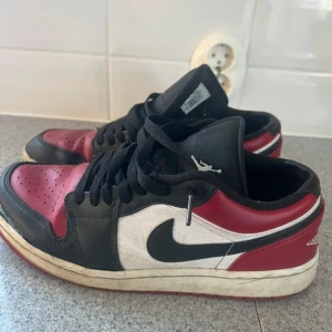 Nike Air Jordans i svart, röd och vit - Välanvända jordans med defekter längst ut på skorna (bild finns) annars bra skick. Nypris 2500 kr, köpa på kicks and stuff. Kartong finns 