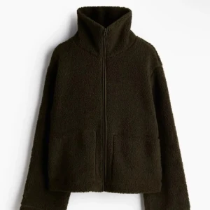 Mörkgrön teddyjacka HM - Säljer denna trendiga teddyjackan från hm i storlek s, håller värmen och i bra skick, använd fåtal gånger, pris kan diskuteras 