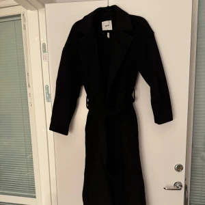 Lång kappa .object - Lång varm kappa från .object i storlek 34. Till fotleden på mig som är 165, använd 2 gånger 