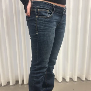 Bootcut lowwaist - Skit snygga Express jeans med en bra passform som passar alla tillfällen!⭐️  midjemått: 43 cm, innerbenlängd: 90cm vilket motsvarar storlek: M Modellen på bilden är 170 cm Tveka inte att höra av dig till oss för fler frågor💙