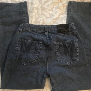 Raka jeans  - Snygga raka jeans från Mingel. Uppsydda i benen, passar någon som är runt 160 💗