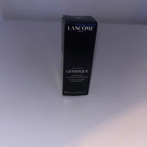 Lancôme Serum - Lancôme Advanced Génifique Concentrate är ett effektivt serum som passar för känslig hud. Produkten kommer i en elegant svart förpackning och innehåller 7 ml.. kostar 220 på amazon. Den är helt oanvänd